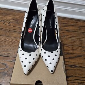 BRAND NEW LE CHATEAU  HEELS SIZE 7